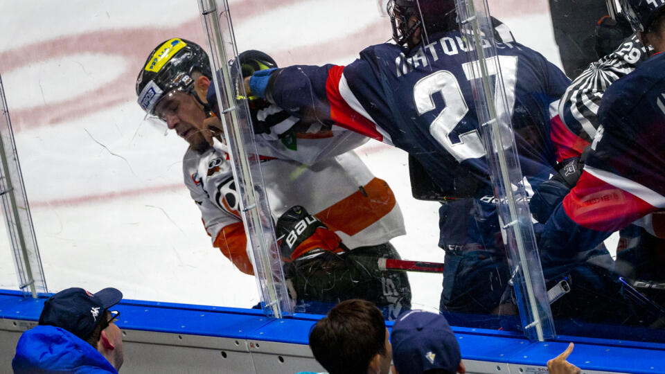 Druhý zápas série play-off medzi HC Slovanom Bratislava a HC Košice. Na snímke je Tomáš Matoušek. 