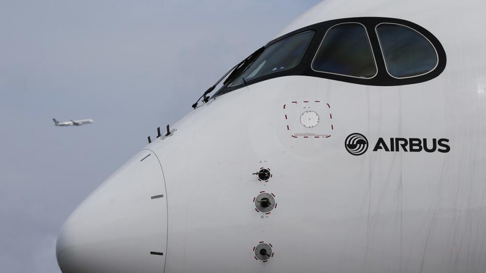 SY 20 Singapur - Najnovšie dopravné lietadlo spoločnosti Airbus Industries - A350-1000 na statickej ukážke počas leteckej výstavy v Singapure 7. februára 2018. Najväčšia výstava leteckej techniky v Ázii sa začala v utorok a potrvá do 11. februára 2018. FOTO TASR/AP
A Singapore Airlines plane flies behind an Airbus A350-1000 parked at the static display area during the Singapore Airshow on Wednesday, Feb. 7, 2018, in Singapore. (AP Photo/Yong Teck Lim)