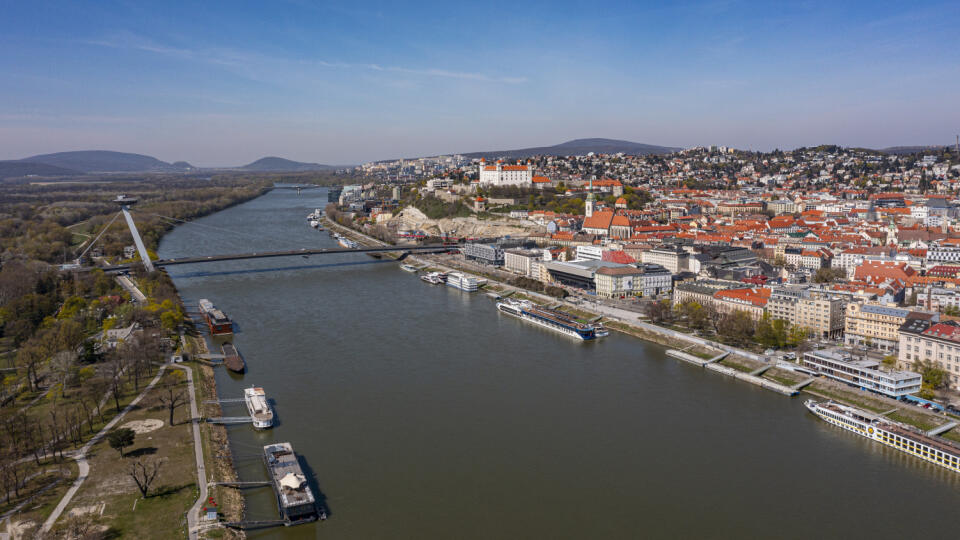 Na snímke z dronu tok rieky Dunaj nad ním Most SNP a vpravo Rázusovo nábrežie v Bratislave, 17. apríla 2022. FOTO TASR - Michal Svítok