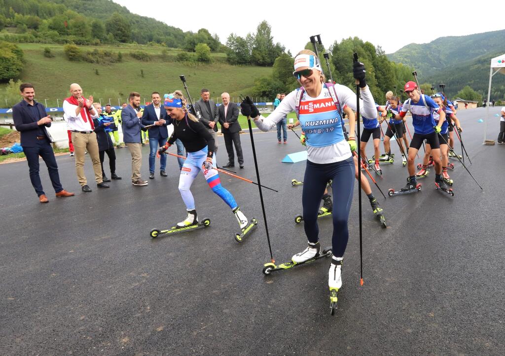 Na snímke v popredí vpravo trojnásobná olympijská víťazka Anastasia Kuzminová a slovenskí športovci