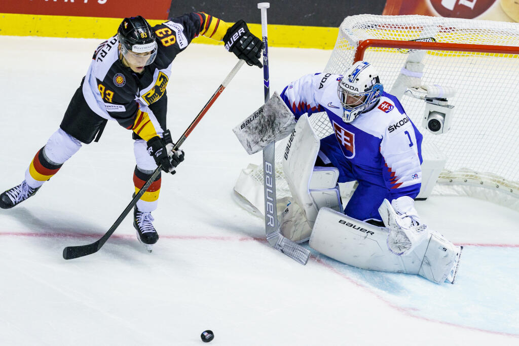 Slovenskí hokejisti prehrali v stredajšom kľúčovom zápase na MS v Košiciach s Nemeckom 2:3. Zverenci trénera Craiga Ramsayho tak majú po štyroch dueloch na konte stále len tri body a v tabuľke A-skupiny im patrí šiesta priečka. Nemecko je s 12 bodmi na čele.