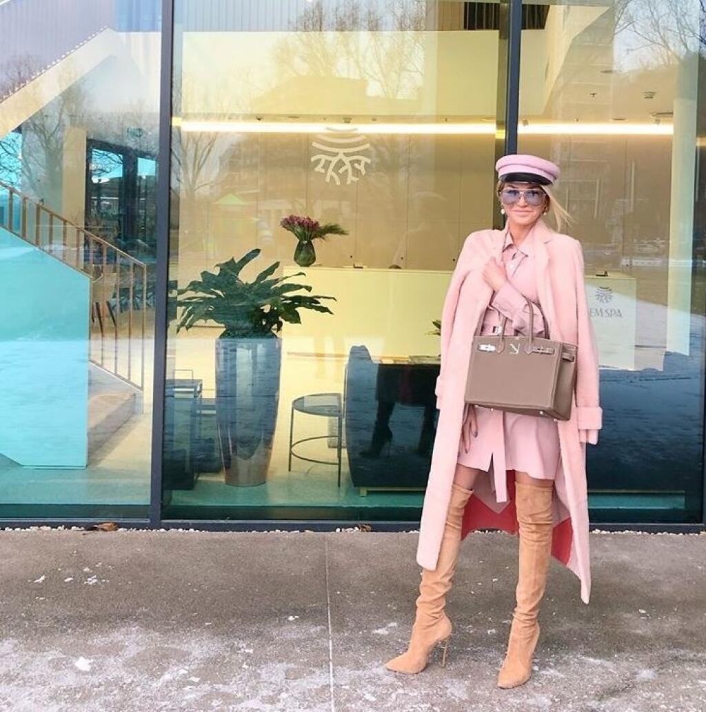 Alena Pallová razí nový módny trend. Svoje hriešne drahé outfity ladí do jedného odtieňu.
