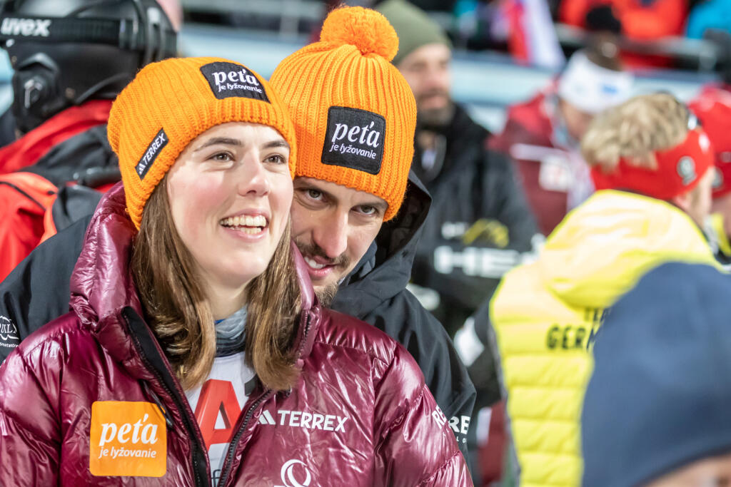 Druhé kolo nočného slalomu v rakúskom Flachau. Na snímke je slovenská lyžiarka Petra Vlhová s priateľom Michalom.