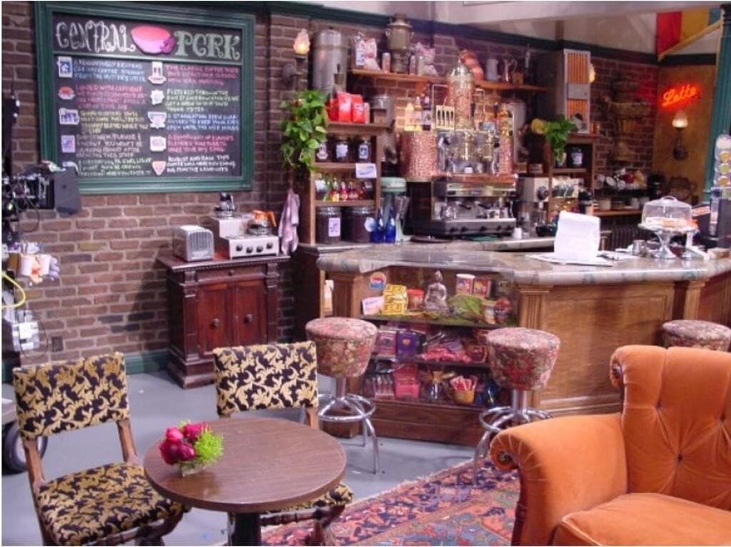 Кафе друзья. Central Perk Cafe друзья. Central Perk кофейня Нью-Йорк. Сериал друзья кофейня Central Perk. Кофейня из сериала друзья Central Perk.