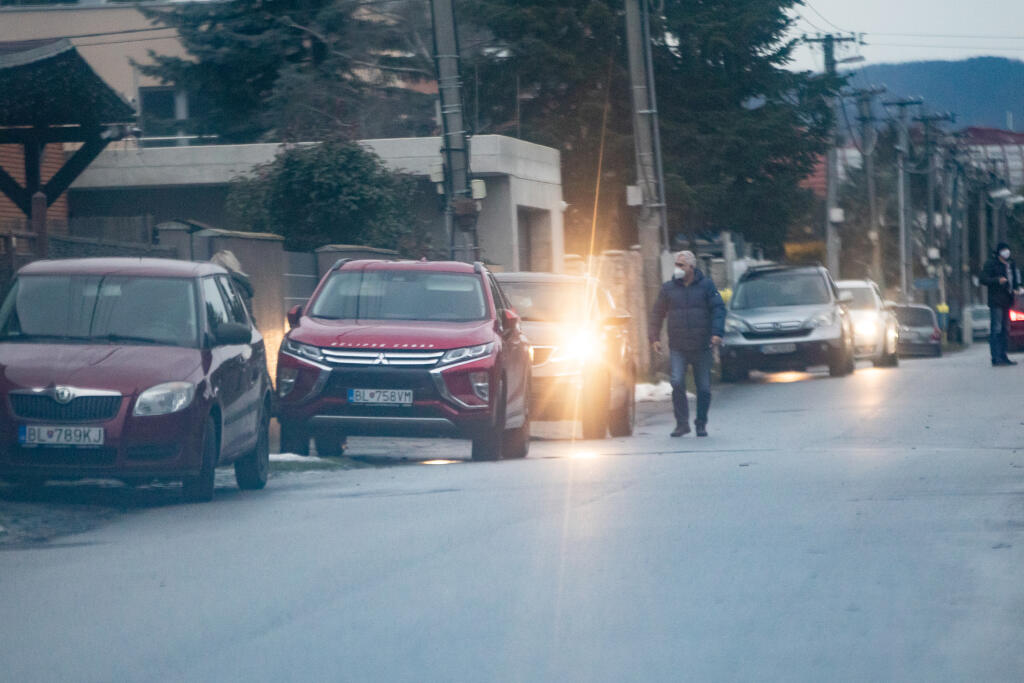Paparazzi foto pred domom Moniky Beňovej.