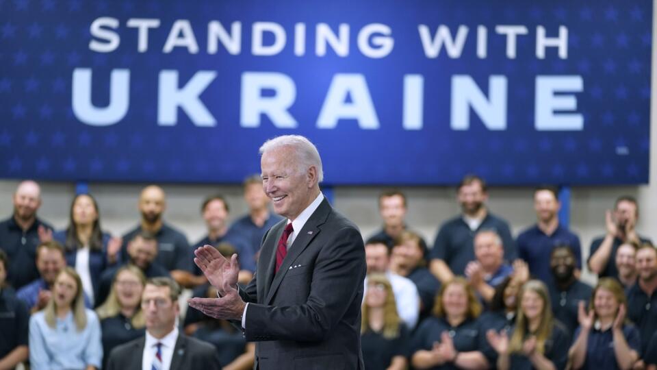 Americký prezident Joe Biden tlieska počas návštevy továrne spoločnosti Lockheed Martin v štáte Alabama, kde sa vyrábajú zbrane dodávané na Ukrajinu v utorok 3. mája 2022.