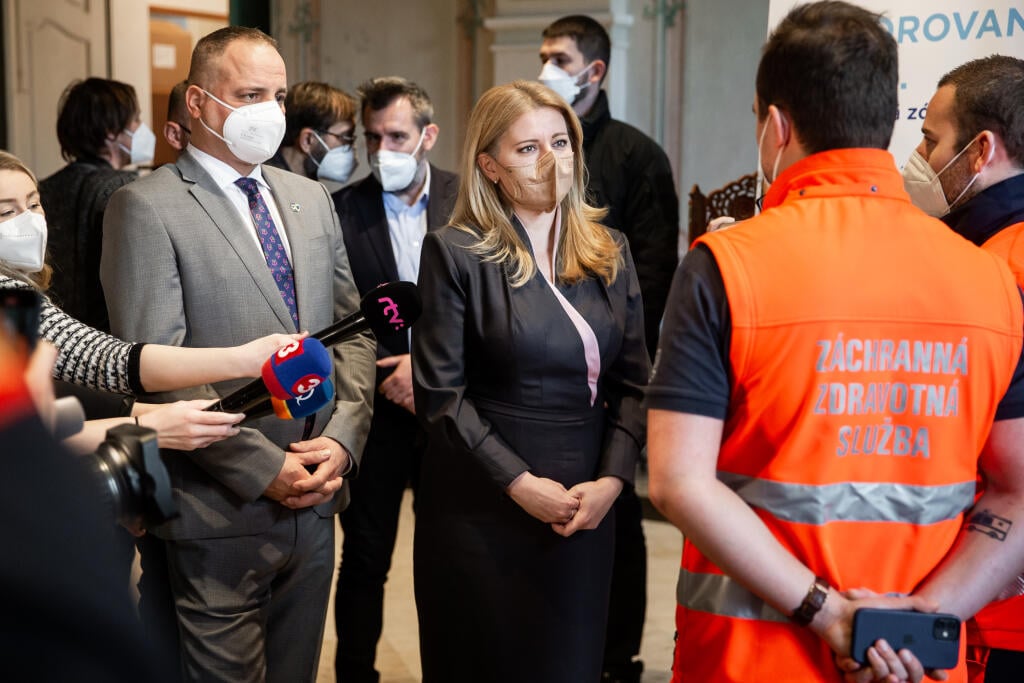 Očkovanie proti ochoreniu COVID-19 v priestoroch Prezidentského paláca pod záštitou prezidentky SR Zuzany Čaputovej v Bratislave. Na snímke Zuzana Čaputová a Juraj Droba.