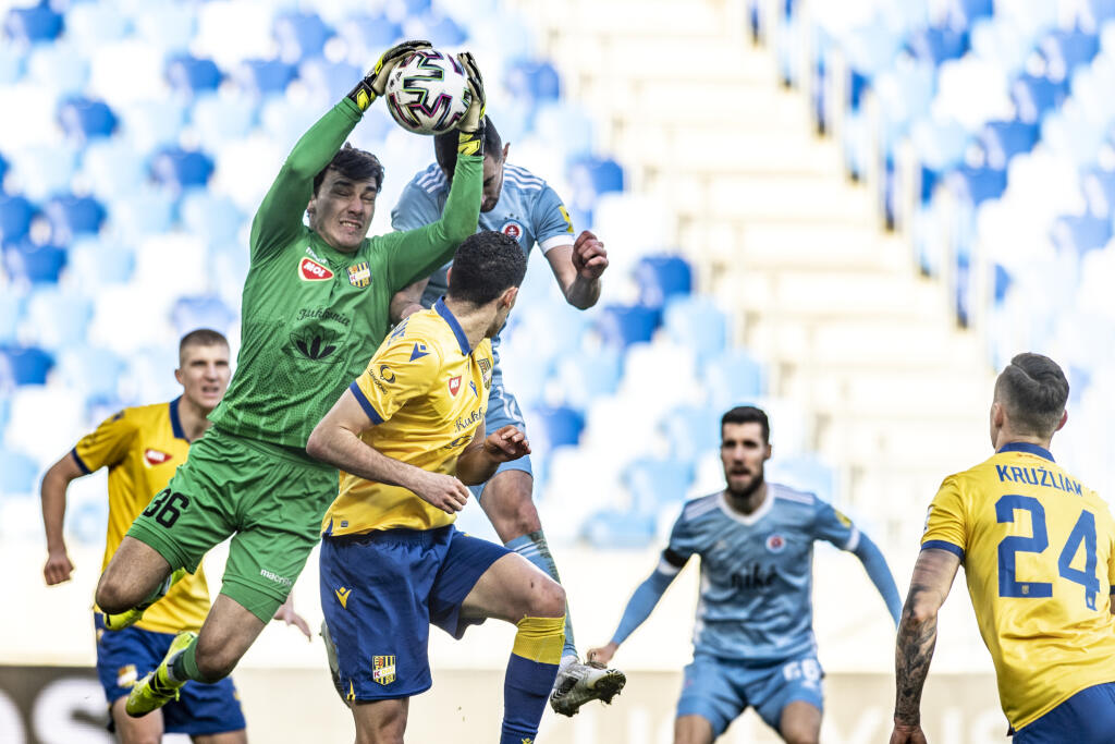 Na snímke vľavo brankár Martin Jedlička (DAC) berie loptu z hlavy hráčovi Slovana Alenovi Ožboltovi počas 22. kola Fortuna ligy ŠK Slovan Bratislava – FC DAC 1904 Dunajská Streda 6. marca 2021 v Bratislave. FOTO TASR - Pavel Neubauer