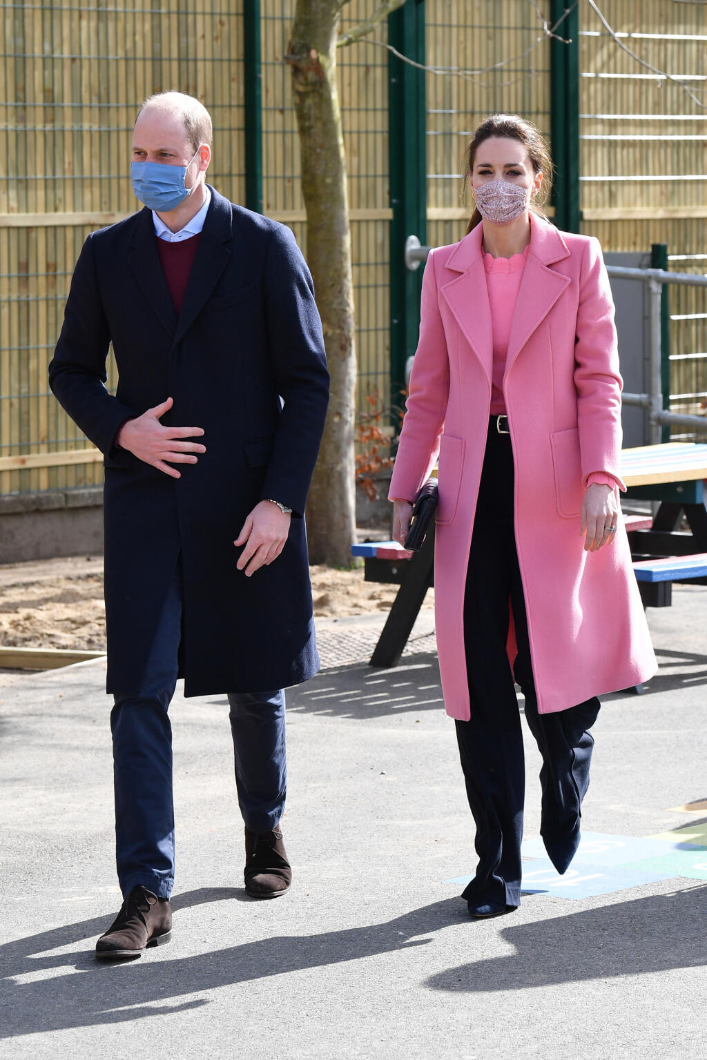 Britský princ William a manželka Kate, vojvodkyňa z Cambridgea, počas návštevy školy v Londýne 11. marca 2021. Britský princ William poprel, že by kráľovská rodina bola rasistická. Reagoval tak na tvrdenia z rozhovoru, ktorý poskytli jeho brat princ Harry so švagrinou Meghan Markleovou.