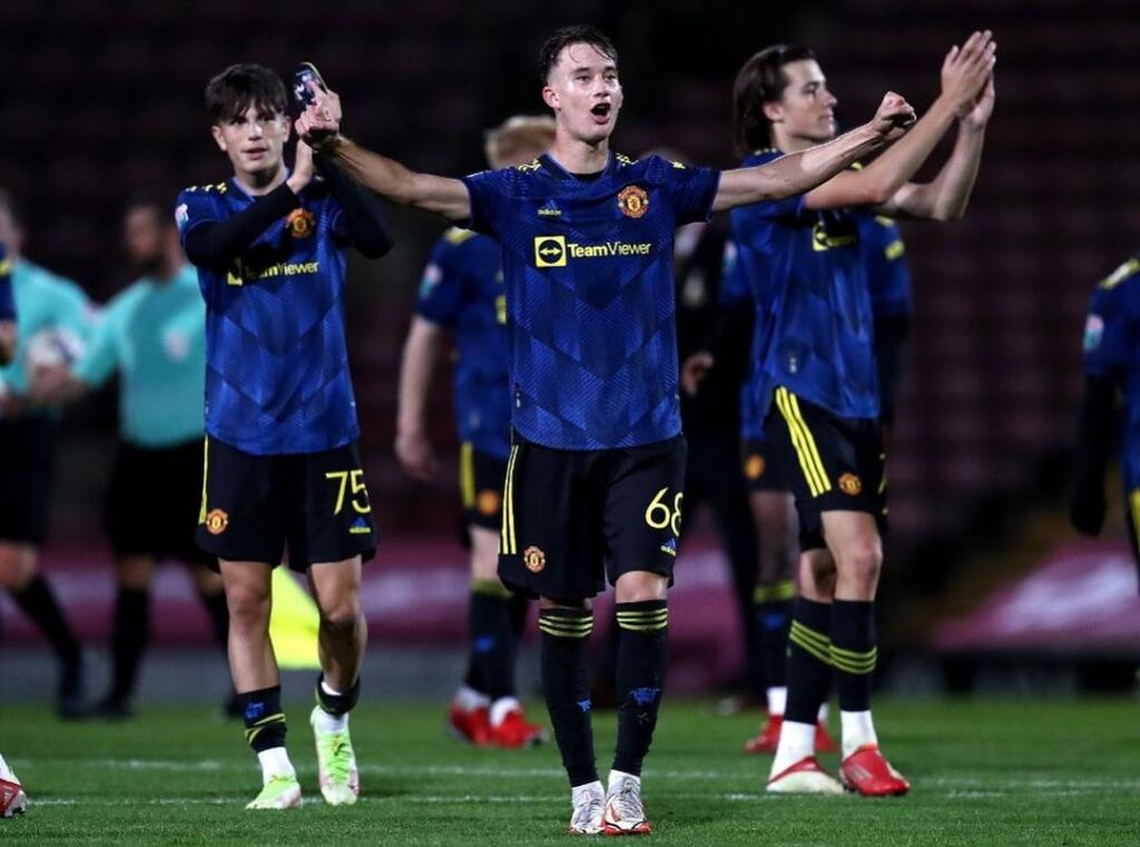 Hoci mal na stole ponuky z viacerých európskych veľkoklubov, pred piatimi rokmi sa upísal Manchestru United. Rodák z Vranova nad Topľou Martin Šviderský tak dnes trénuje s hviezdnym Cristianom Ronaldom či Marcusom Rashfordom, a v tíme do 23 rokov čaká na svoju príležitosť nastúpiť po ich boku aj v súťažnom zápase.