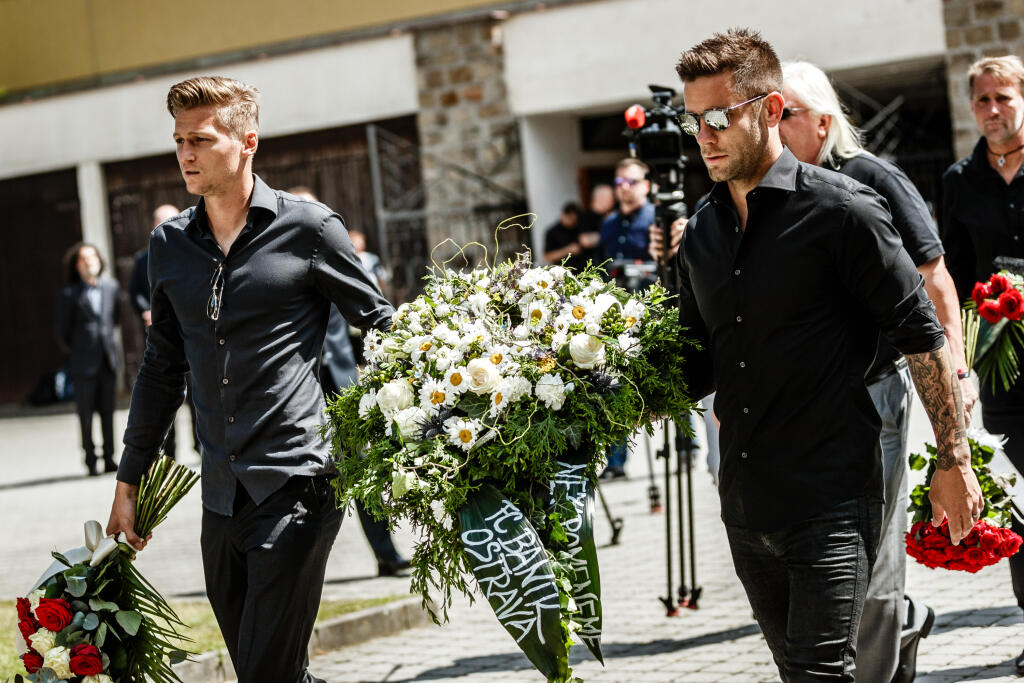 Na snímke Václav Procházka s Martinom Fillom prichádzajú na poslednú rozlúčku so zosnulým slovenským futbalovým reprezentantom Mariánom Čišovským vo Veľkej obradnej sieni Ústředního hřbitova v Plzni.