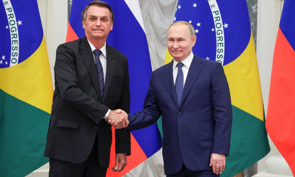 WA 32 Moskva - Ruský prezident Vladimir Putin (vpravo) a brazílsky prezident Jair Bolsonaro si podávajú ruky po spoločnej tlačovej konferencii v Moskve v stredu 16. februára 2022.
