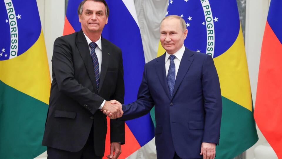 WA 32 Moskva - Ruský prezident Vladimir Putin (vpravo) a brazílsky prezident Jair Bolsonaro si podávajú ruky po spoločnej tlačovej konferencii v Moskve v stredu 16. februára 2022.
