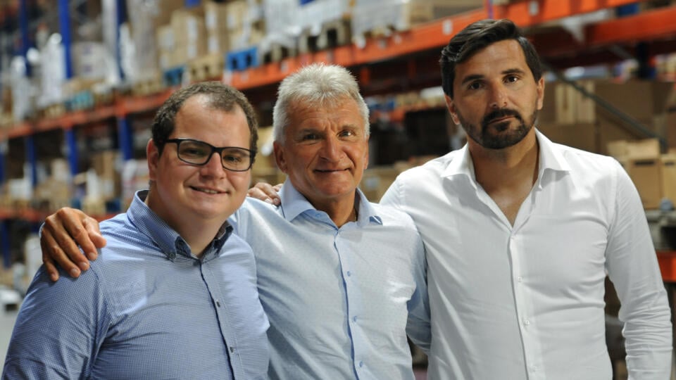 Otec Emil Krajčík so synmi Lukášom (vľavo) a Matejom (vpravo) v sklade 101 drogerie