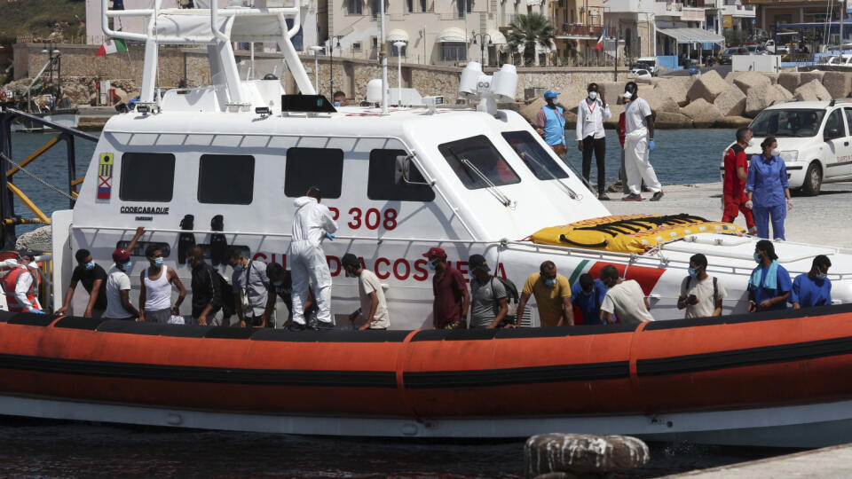 Taliansko evakuovalo preplnené migračné strediská na ostrove Lampedusa