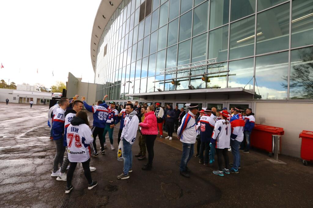 Slovenskí fanúšikovia to roztočili už pred Helsinki Ice Hall.