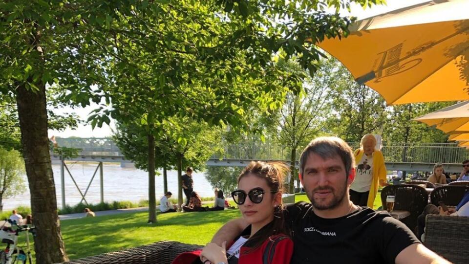 Hokejový šampionát vyvrcholí v hlavnom meste už tento víkend. Hokejisti svoj voľný čas preto využívajú hlavne na bližšie spoznanie mesta. Pozrite sa, kde si to namierila ruská hviezda a kto mu pritom robil spoločnosť.