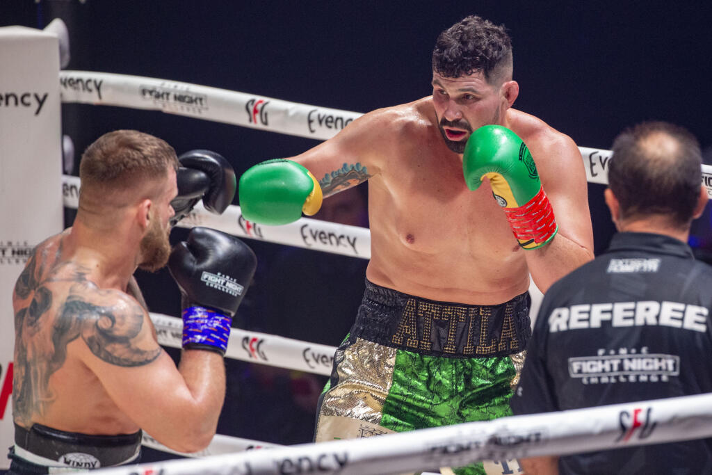 Na snímke je Attila Végh, Patrik Kincl počas podujatia Fight night challenge.