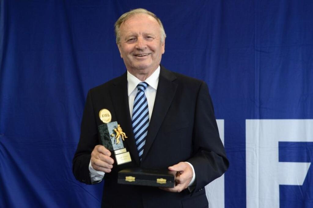 Na snímke slovenský futbalový odborník Jozef Vengloš s najvyšším vyznamenaním Medzinárodnej futbalovej federácie (FIFA) Rad za zásluhy, ktoré si prevzal na pôde Slovenského futbalové zväzu (SFZ) v Bratislave 4. augusta 2014. FOTO TASR - Pavel Neubauer