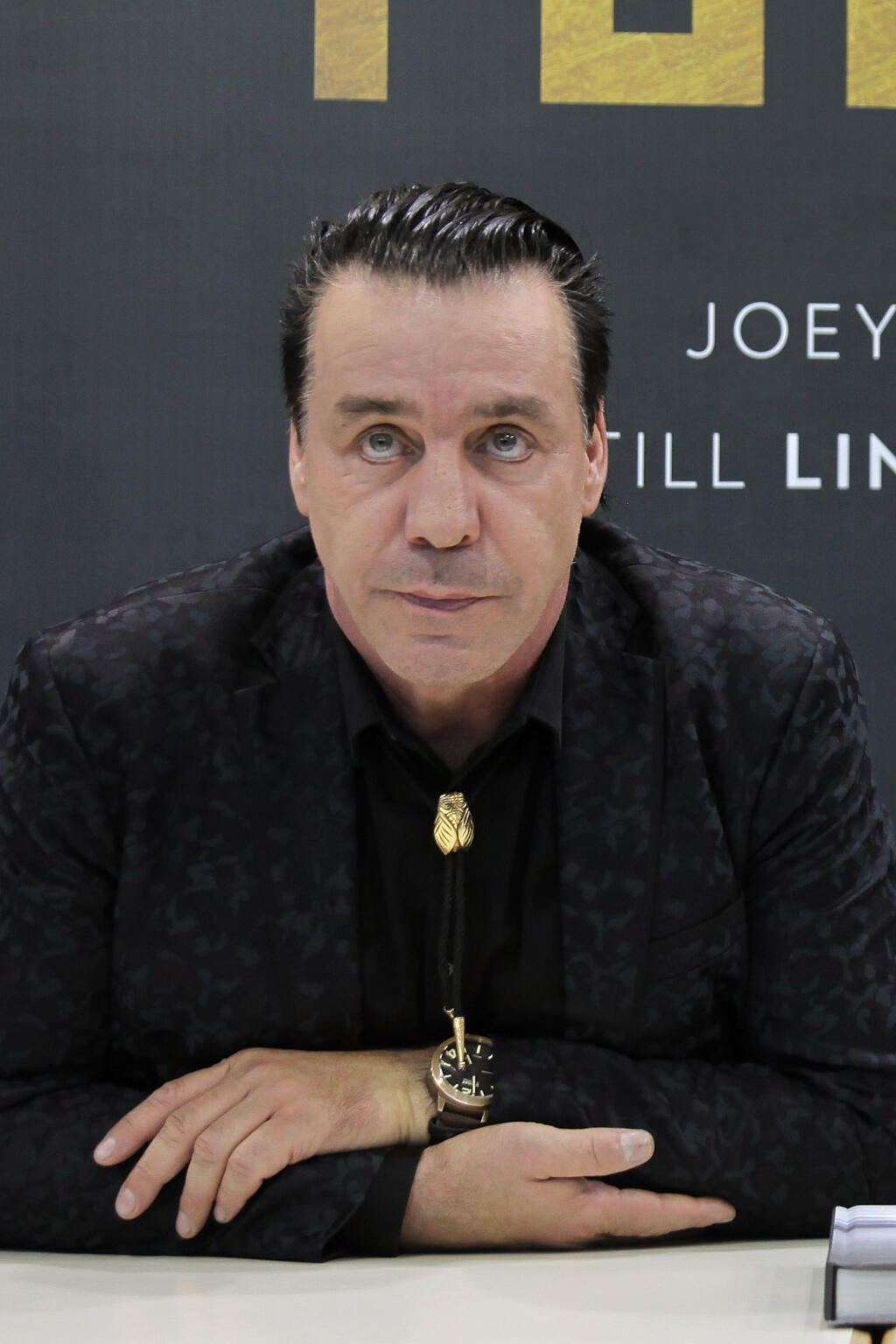 Kontroverzný frontman nemeckej kapely Rammstein Till Lindemann oslávil len prednedávnom životné jubileum. Okrem toho, že patrí k talentovaným hudobníkom v mladosti bol juniorským vicemajstrom Európy v plávaní, dnes básnik, provokujúci textár, občasný herec a tiež kvalifikovaný pyrotechnik.