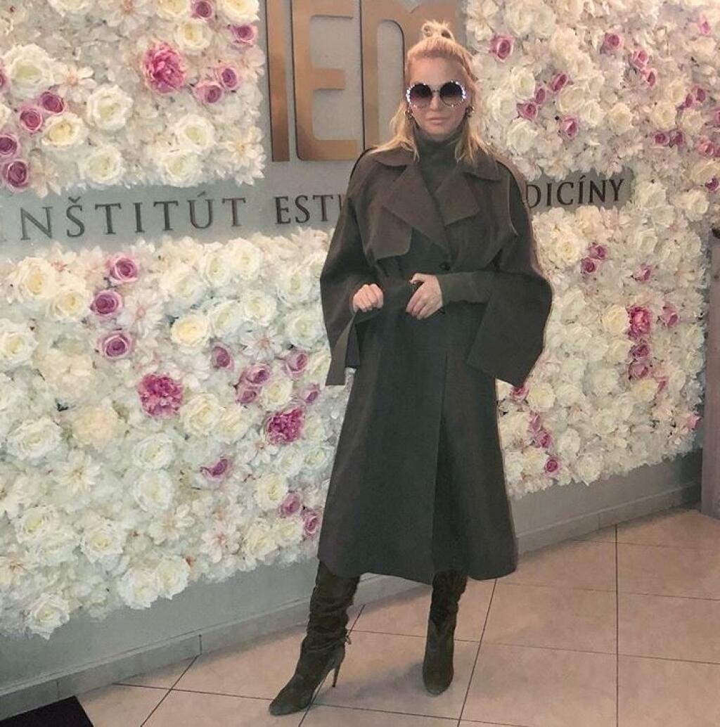 Alena Pallová razí nový módny trend. Svoje hriešne drahé outfity ladí do jedného odtieňu.