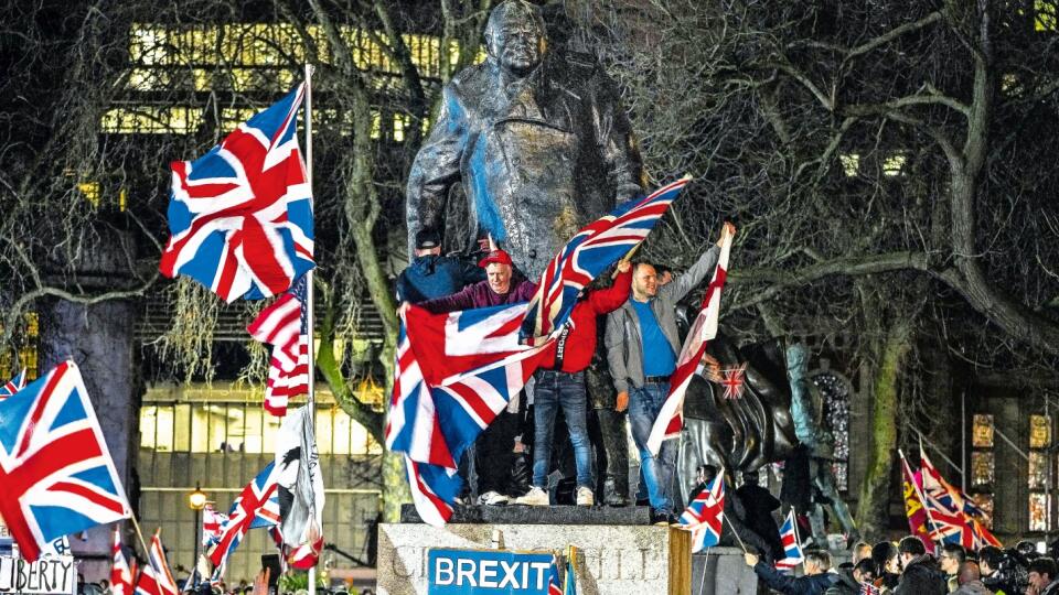 BREXITOVÁ RADOSŤ Zástancovia odchodu Spojeného kráľovstva z EÚ oslavovali na londýnskych námestiach. Aj keď v najbližších mesiacoch sa v podstate nič nezmení.