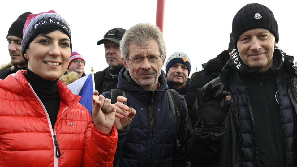 Sur la photo, à partir de la gauche, le Président de la Chambre des députés du Parlement de la République tchèque Markéta Pekarová Adamová, le Président du Sénat du Parlement de la République tchèque Miloš Vystrčil et le Président du Conseil national de la République slovaque La République Boris Kollár montre les pièces qu'ils ont frappées lors de l'ascension à Veľká Javorina, jusqu'au Monument de la Mutualité tchéco-morave-slovaque, le 31 décembre 2022. PHOTO TASR - Radovan Stoklasa 