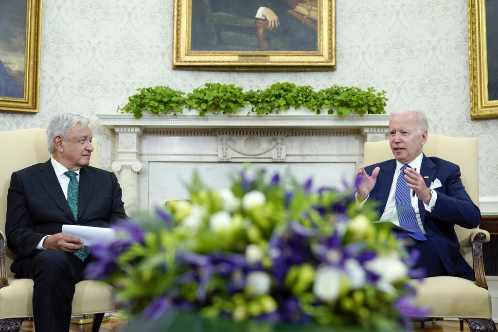 Na snímke sprava americký prezident Joe Biden a mexický prezident Andrés Manuel López Obrador sa rozprávajú počas stretnutie v Bielom dome vo Washingtone 12. júla 2022.