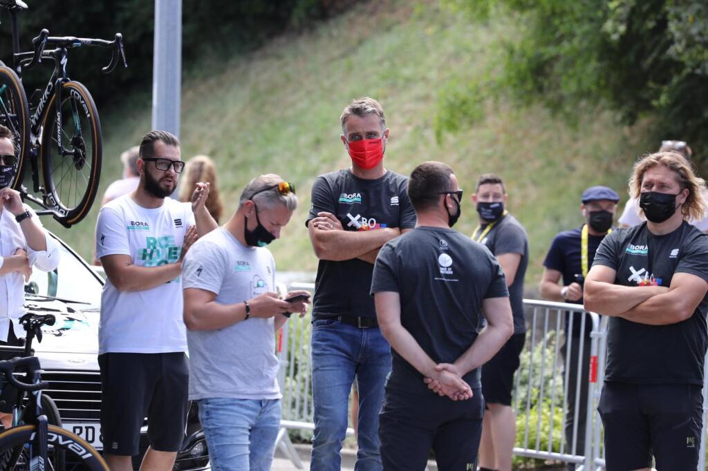 V tíme Bora-Hansgrohe zavládol pred 12. etapou smútok. Sagan usúdil, že ho bolesť kolena nepustí a odstúpil z pretekov.