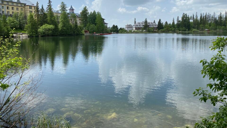 Štrbské pleso je najznámejším a druhým najväčším na slovenskej strane Vysokých Tatier. Jazero je štátne a je v správe Štátnych lesov TANAP-u. Obec regulovať jej hladinu nemôže, oprávnenie má na to iba správca. No a ten vie, že pleso má nielen vnútorný prítok, ale aj vnútorný odtok.