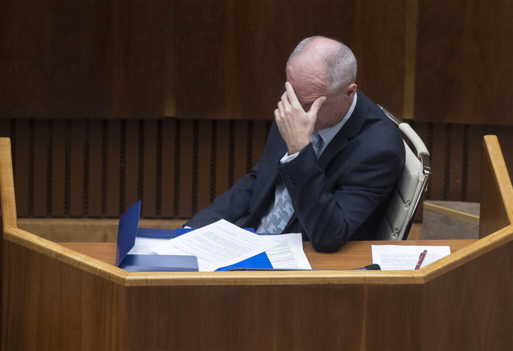 Na snímke minister hospodárstva SR Karel Hirman počas 78. schôdze NRSR 1. decembra 2022 v Bratislave. FOTO TASR - Martin Baumann 
