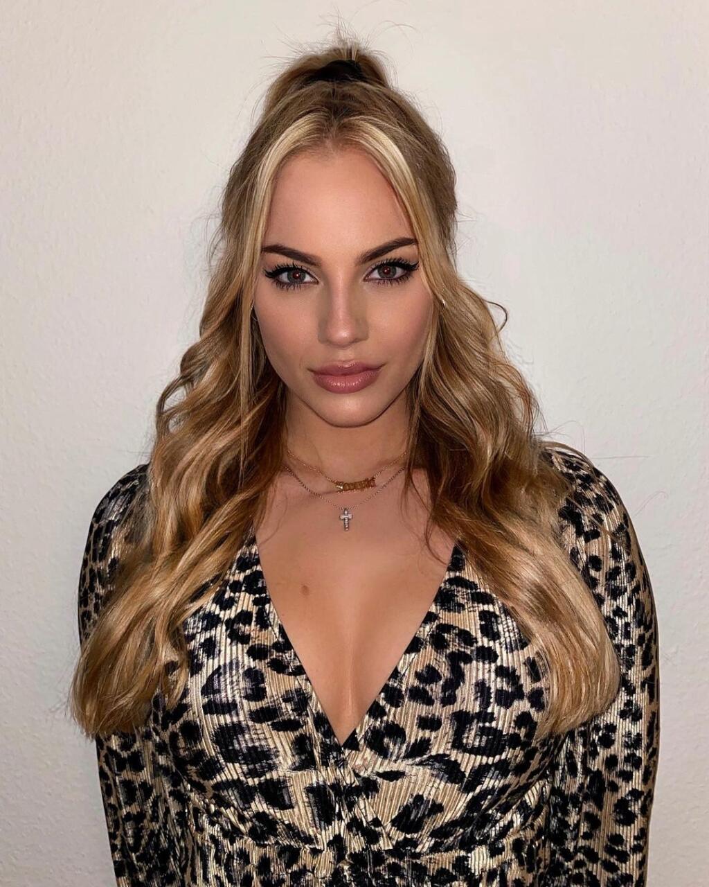 Sexi Ana Maria Markovič sa okrem futbalu živí aj modelingom. Určite sa v ňom nestratí.