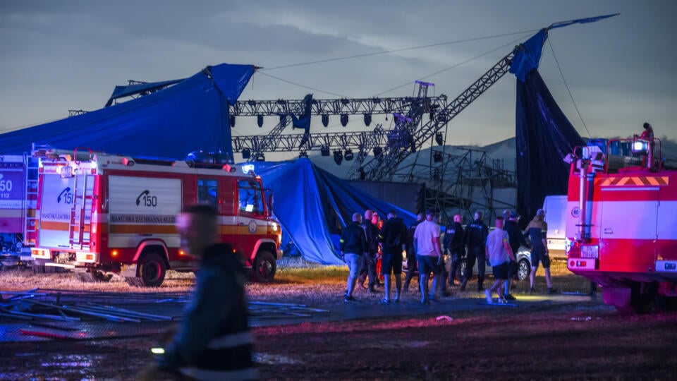 Spadnutý najväčší stan kvôli búrke v priebehu koncertu skupiny Pražský výběr počas druhého dňa 27. ročníka festivalu Pohoda v piatok 12. júla 2024 v Trenčíne.