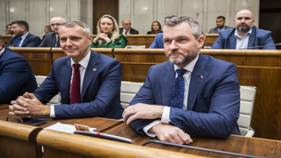 Na snímke predný rad zľava nezaradení poslanci Richard Raši a Peter Pellegrini sedia v pléne Národnej rada (NR) SR pred hlasovaním o návrhu na vyslovenie nedôvery vláde počas 78. schôdze parlamentu v Bratislave vo štvrtok 15. decembra 2022. FOTO TASR - Jaroslav Novák