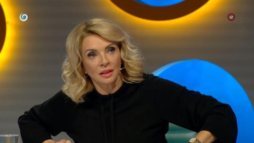 Zdena Studenková si na natáčanie obliekla športovú čiernu mikinu a vyzerala super.