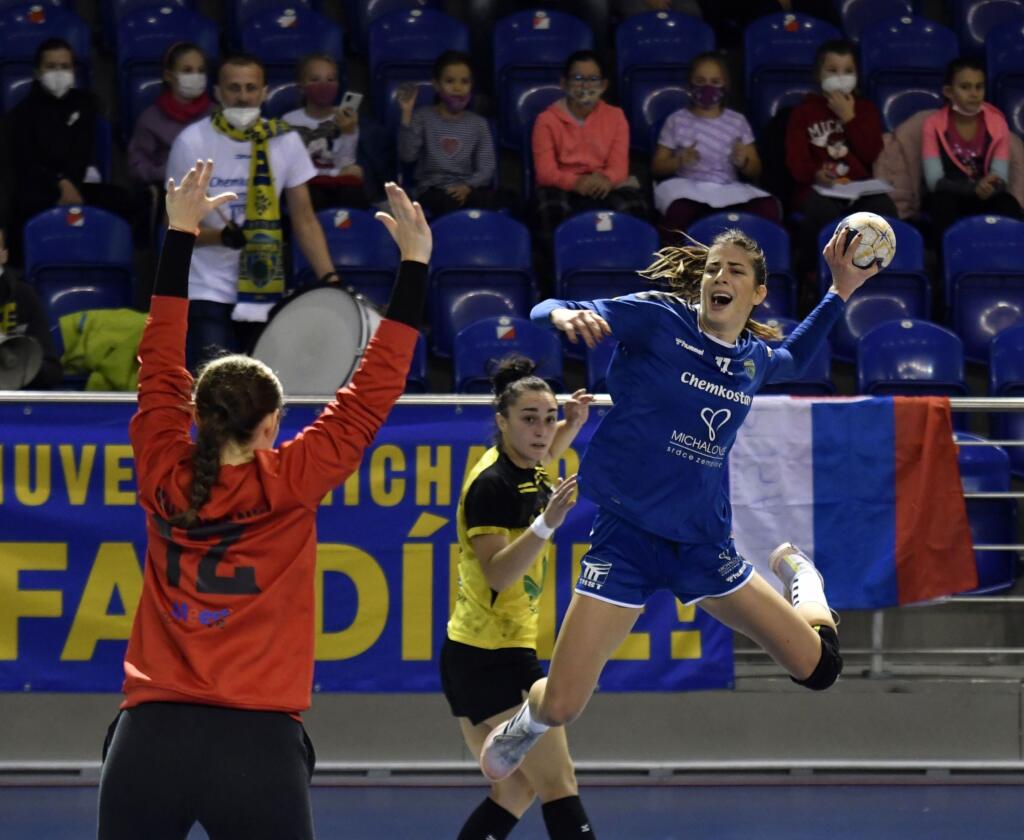 Na snímke vpravo hráčka MŠK Iuventa Michalovce Milica Trifunovičová strieľa vľavo na brankárku HC Galičanka Ľvov Viktoriu Saltaniukovú v odvete 3. kola Európskeho pohára žien v hádzanej MŠK Iuventa Michalovce - HC Galičanka Ľvov 21. novembra 2021 v Michalovciach. FOTO TASR – Roman Hanc