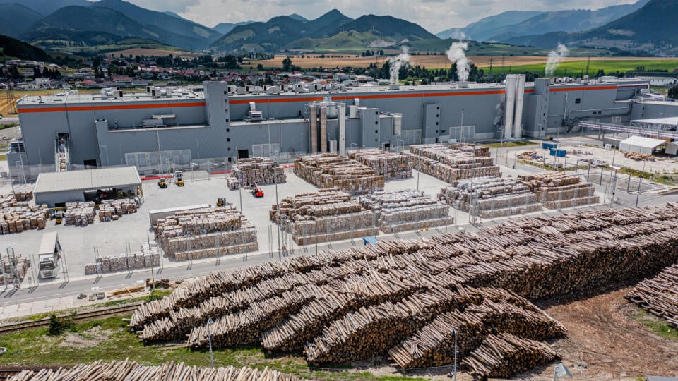 Spoločnosť Mondi SCP spustila v Ružomberku nový stroj na výrobu kartónového papiera s označením PM19. Stroj je súčasťou modernizačného projektu v hodnote 370 miliónov eur, čo je najväčšia investícia firmy za posledné roky. Nový druh kartónu s názvom Kraft Top White už začali dodávať zákazníkom. Na snímke sklad dreva.