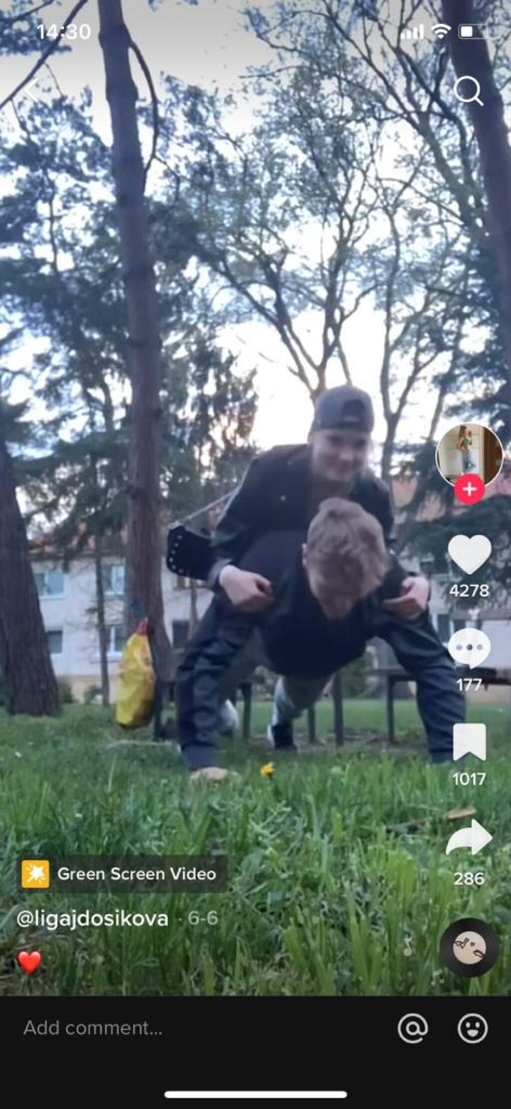 Zaľúbenci sa od seba nevedia odtrhnúť ani pri cvičení.