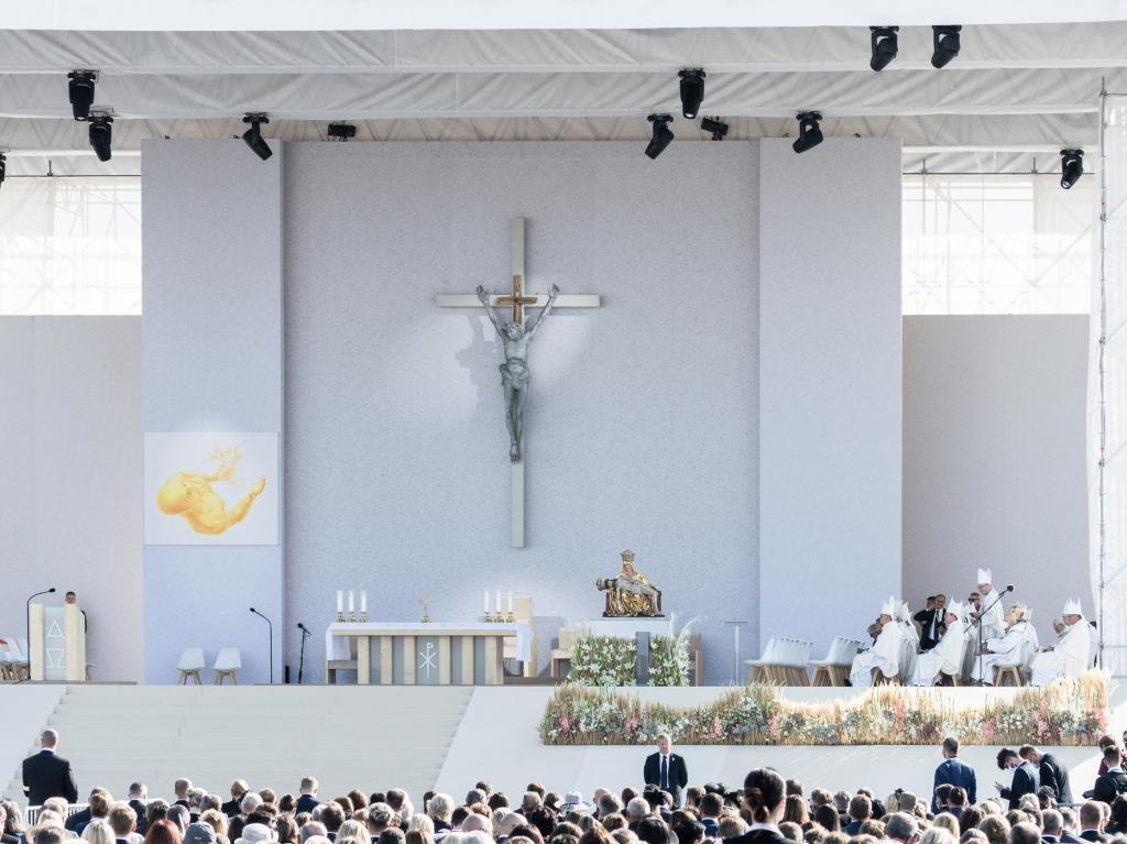 CE ZA AR 2022: Liturgický priestor pre pontifikálnu omšu počas pastoračnej návštevy pápeža Františka v Šaštíne
