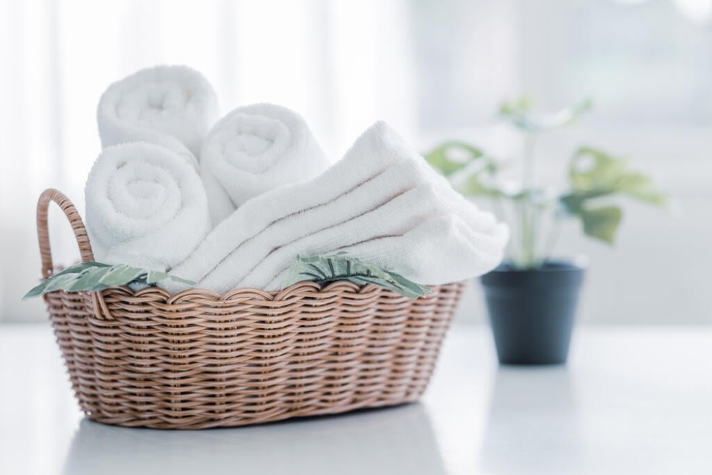 Заменить полотенца. Салфетки в корзинке для ванной комнаты. Полотенца на столе в ванной. Towels Basket. Table Towel.