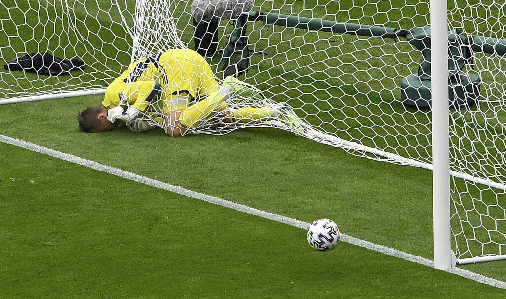 KK43 Glasgow - Škótsky brankár David Marshall dostáva gól po strele českého futbalistu Patrika Schicka počas zápasu základnej D-skupiny Škótsko - Česká republika na ME vo futbale 14. júna 2021 v Glasgowe. FOTO TASR/AP
Scotland's goalkeeper David Marshall is caught in the goal's net after he failed to safe a long distance shot by Czech Republic's Patrik Schick during the Euro 2020 soccer championship group D match between Scotland and Czech Republic at Hampden Park stadium in Glasgow, Monday, Jun