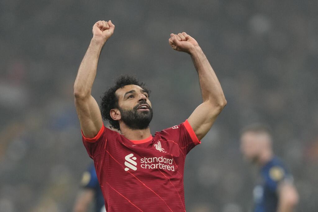 Mohamed Salah sa teší z gólu počas 1. zápasu osemfinále Ligy majstrov Inter Miláno - FC Liverpool v Miláne v stredu 16. februára 2022.