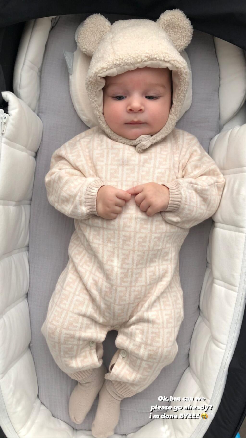 Cibulková na Jakubkovi zarobené peniaze nešetrí, najnovšie ukázala rozkošné zábery synčeka v bodoch značky Fendi. Ponuka produktov v e-shope tejto značky hovorí, že takmer rovnaké body s medvedíkovými ušami kúpite za 460 eur.
