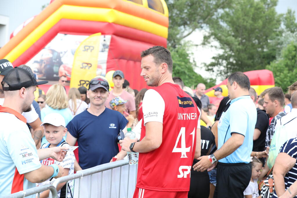 Richard Lintner si taktiež vyskúšal futbal na piesku.