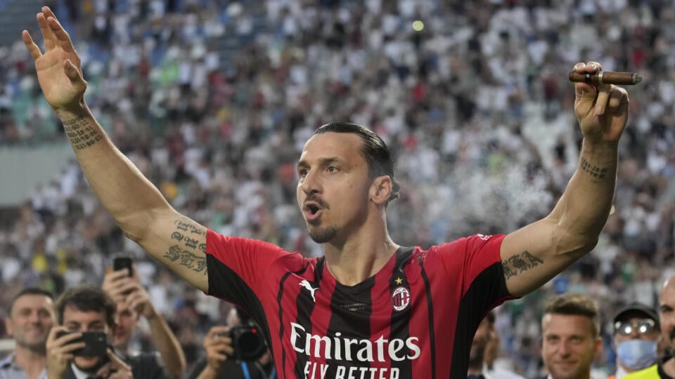 WA 19 archív Reggio Emilia - Na archívnej snímke z 22. mája 2022 futbalista AC Miláno Zlatan Ibrahimovič sa teší zo zisku majstrovského titulu po zápase talianskej Serie A proti Sassuolu. Ibrahimovič oznámil, že nikdy neplánuje ukončiť profesionálnu kariéru. Útočník AC Miláno pobavil fanúšikov svojím vyhlásením počas živého prenosu na sociálnych sieťach. FOTO TASR/AP
FILE - AC Milan's Zlatan Ibrahimovic puffs a cigar as he celebrates after winning the Italian Serie A title at the end of a mat