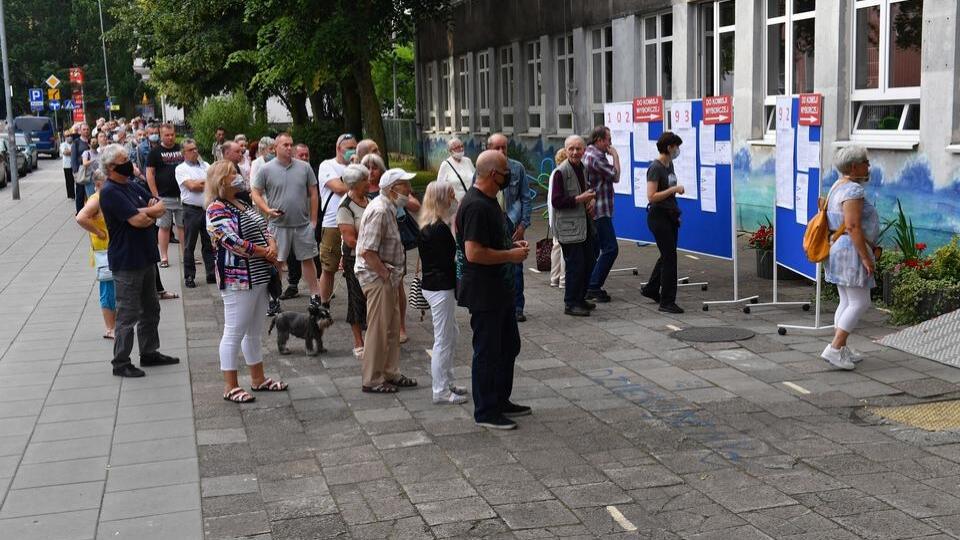 Poliaci volili prezidenta. A k urnám ich prišlo rekordne veľa.