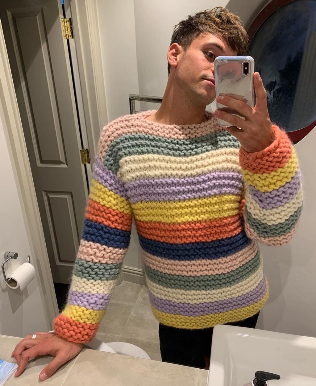 Tom Daley veľmi rád štrikuje, na instagrame má dokonca stránku so svojimi výtvormi.