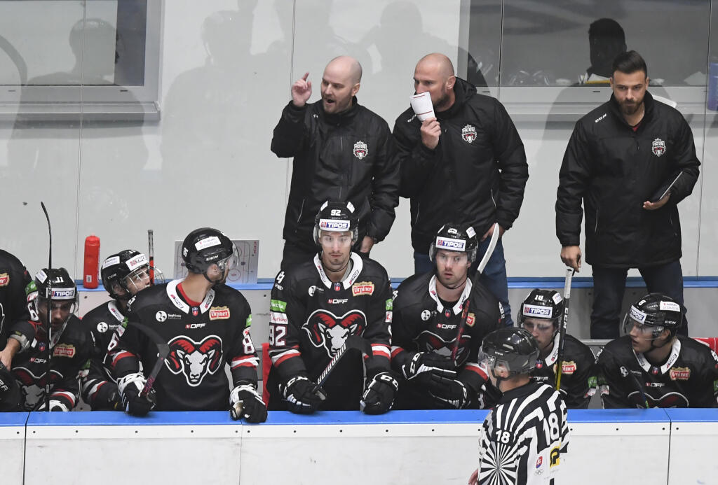 Na snímke lavička Banskej Bystrice, zľava v pozadí tréner Tuukka Poikonen v 1. kole hokejovej Tipos extraligy HC Grotto Prešov - HC ‘05 Banská Bystrica v Prešove 24. septembra 2021. FOTO TASR – František Iván