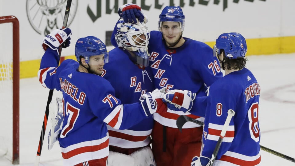 Henrik Lundqvist sa teší so spoluhráčmi po výhre v zápase zámorskej hokejovej NHL.