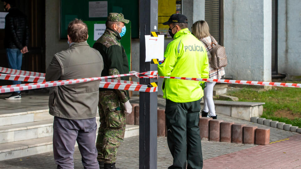 Na snímke je situácia pri testovaní na ochorenie Covid-19 v Námestove na Orave.
